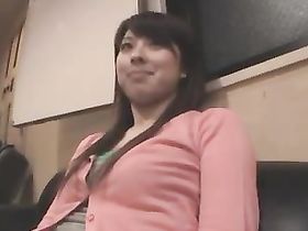 Юную азиатку раздевает извращенец