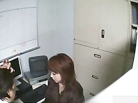 Облапал тёлку на работе и дал ей в рот