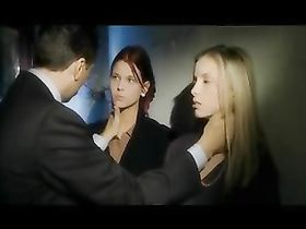 Молодой парень трахает двух студенток