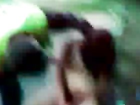 Сладкая малышка напилась и уснула на лавочке