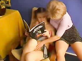 Зрелая подруга научила свою малолетнюю шалить язычками