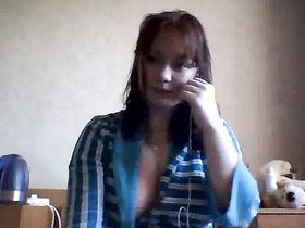 Полная жена с целлюлитом демонстрирует голое тело