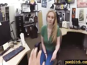 Продавец соблазнил в магазине молодую шлюшку