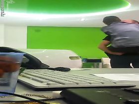 Мужчина начинает зажиматься с коллегой по работе