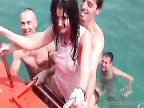 Голая молодежь плавает в море