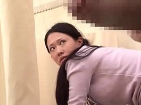 Азиатка сначала попрыгала на койке на пенисе мужа, а потом изменила ему в туалете