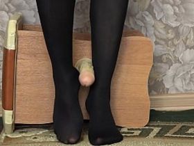 Беременная фетишистка трахает себя игрушкой, спустив колготки