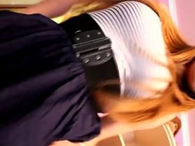 Пьяная русская студентка задирает юбку и целуется с подругой на девичнике в квартире