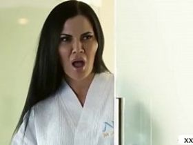 Взрослая брюнетка с огромными сисяндрами изменяет мужу с его другом в ванной