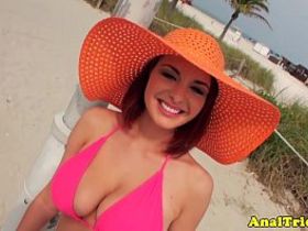 Туристка с большими сиськами трахается в пизду с иностранцем на кровати