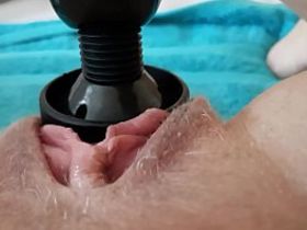 На кровати девушка испытала струйный оргазм благодаря контакту вибратора с пиздой