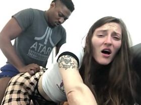 Негр дрючит светлокожую молодуху в колготках раком на черном диване