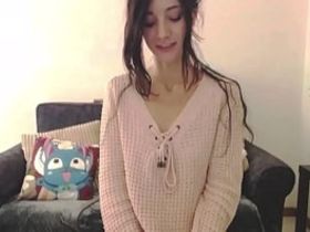 Худенькая брюнетка мастурбирует киску фиолетовым вибратором перед вебкой