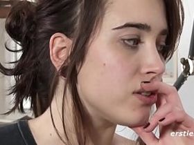 Девушка на кастинге мастурбирует киску и рассказывает о своих ощущениях