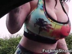 Толстая сучка с большими сиськами жарится с незнакомцем на природе