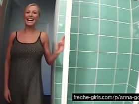 Блондинка с силиконовыми сиськами дрючит свою киску в душе