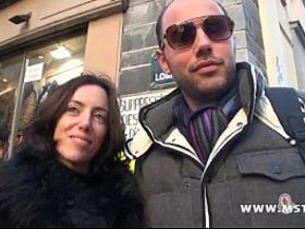 Зрелая женщина соглашается заняться групповым сексом с мужиками