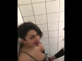 Парень подсматривает за двумя лесбиянками, трахающимися в туалете клуба