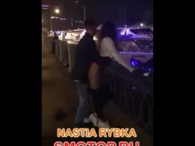 Пара ебется на набережной ночью и им пофиг, что о них подумают