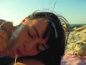 Фигуристая брюнетка отсасывает парню на пляже до спермы на личике