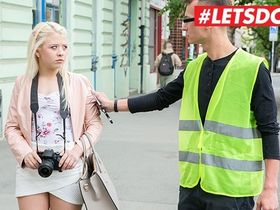 Косоглазая русская туристка повелась на развод местного парня и трахнулась с ним