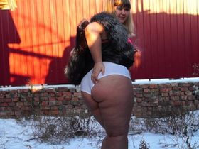 Деревенская жируха курит на улице и показывает своё безобразное тело