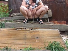 Пьяная русская девка раздвинула ляхи и пописала на камеру