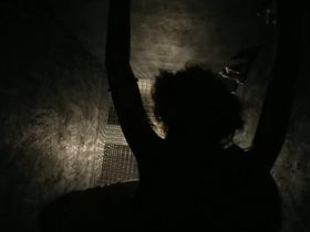 Парень трахает раком безотказную давалку в туалете ночного клуба