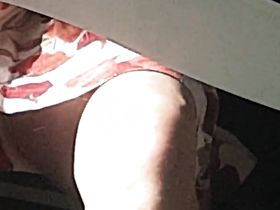 Извращенец снимает на скрытую камеру промежность женщины в юбке в автобусе